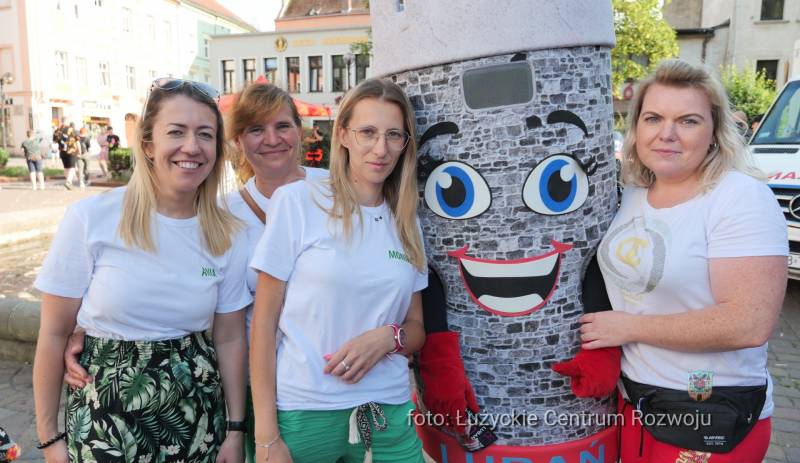 cztery organizatorki festynu stoją, miedzy nimi maskotka wieży brackiej